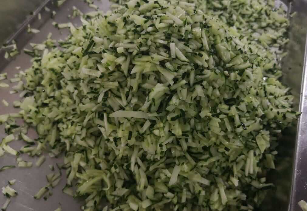 熟肉切片機(jī)三次切黃瓜不規(guī)則段 熟肉切片機(jī)三次切黃瓜不規(guī)則段