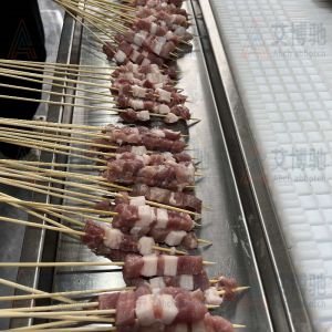 ABCH穿串機新款機器廠家現(xiàn)場試機串豬肉串，效果非常不錯
